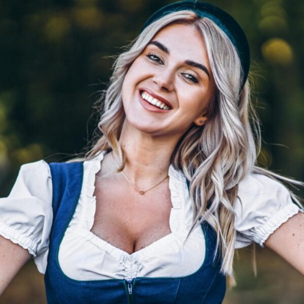 Mit diesem günstigen Setting-Spray-Bestseller hält dein Make-up die ganzen Wiesn stand