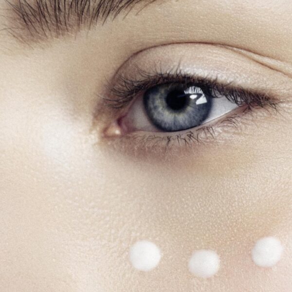 Diese Peptide-Augencreme ist eine 360-Grad-Lösung für ein sichtbares Lifting
