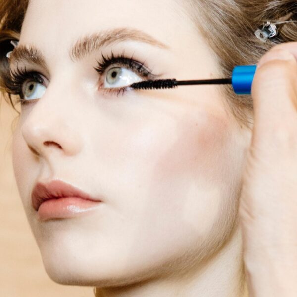 Diese Bestseller-Wimperntusche setzt jetzt galaktische Glitzer-Akzente