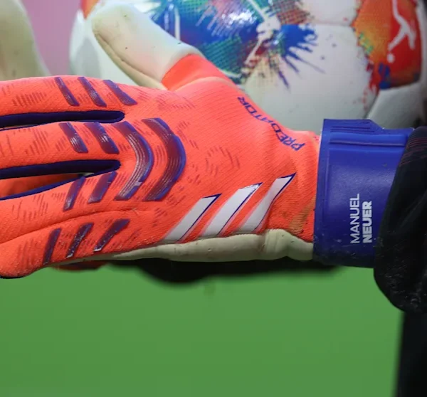 FC Bayern: Sonderanfertigung! Neuer spielt jetzt mit Vier-Finger-Handschuh | Sport