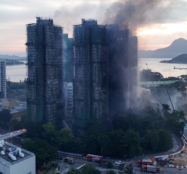 Feuer in Wohnhaus-Komplex in Hongkong: Der Morgen danach – Tote, Verletzte, Vermisste | News
