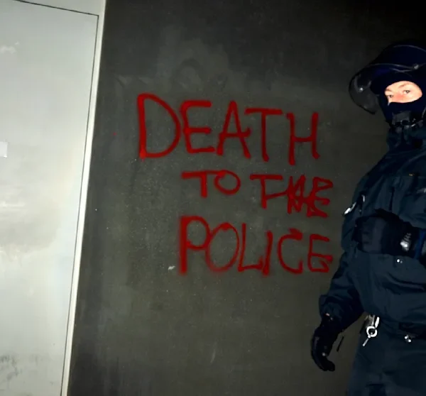 Berlin: Mehrere verletzte Beamte bei Polizei-Hasser-Demo | Regional