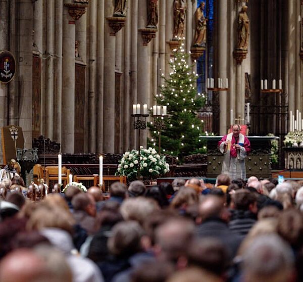 Köln: Masken-Mann sorgt für Aufregung bei Weihnachtsgottesdienst | Regional
