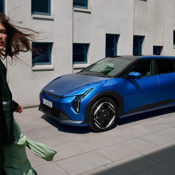 Testwagenvergabe des vollelektrischen Kia EV4 zu gewinnen