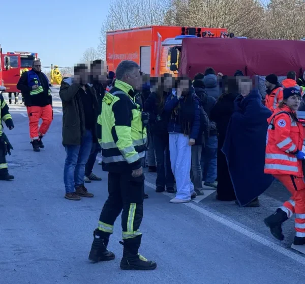 Bus-Unfall auf der A9: Berliner Schüler verunglücken auf Chor-Fahrt | Regional