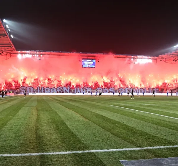 FCM und Dynamo Dresden: Pyro-Show! Zweitliga-Derby versinkt im Pyro-Nebel | Sport