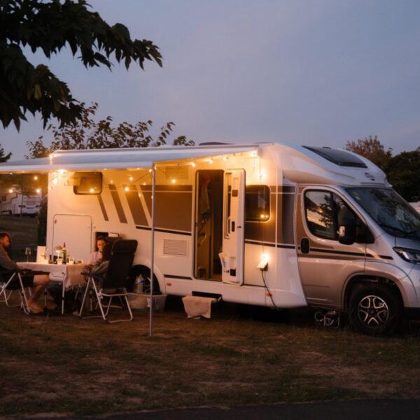 Gewinne ein romantisches Camping-Wochenende in den Alpen für Zwei im Carado T338 pro+
