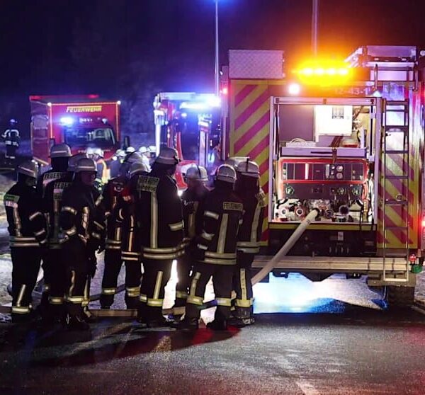 Großbrand in Fulda: Feuerwehrmann (24) stirbt bei Einsatz | Regional