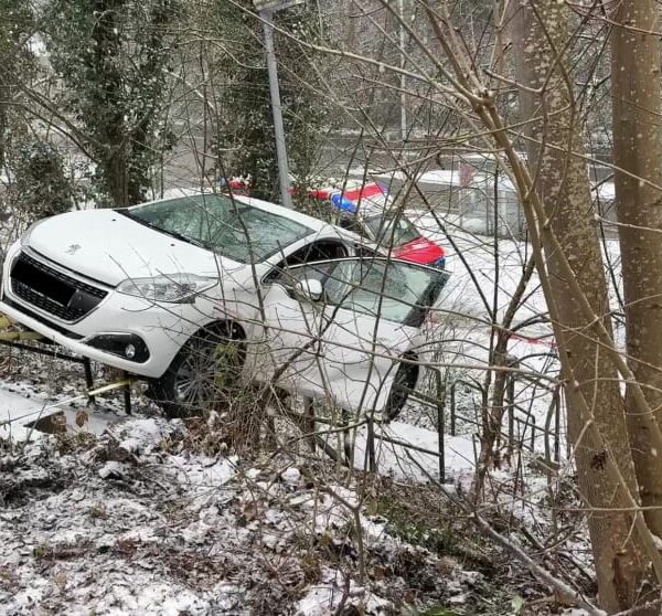Spektakulärer Unfall in Karlsruhe: Frau parkt Auto auf Treppengeländer | Regional