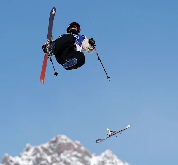 Olympia: Spektakulärer Sturz! Ski in der Luft verloren | Sport
